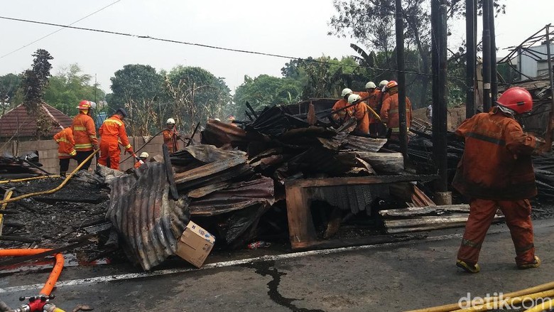 Kebakaran di Kembangan Padam, Jl Swadarma Kembali Dibuka Kebakaran di Kembangan Padam, Jl Swadarma Kembali Dibuka