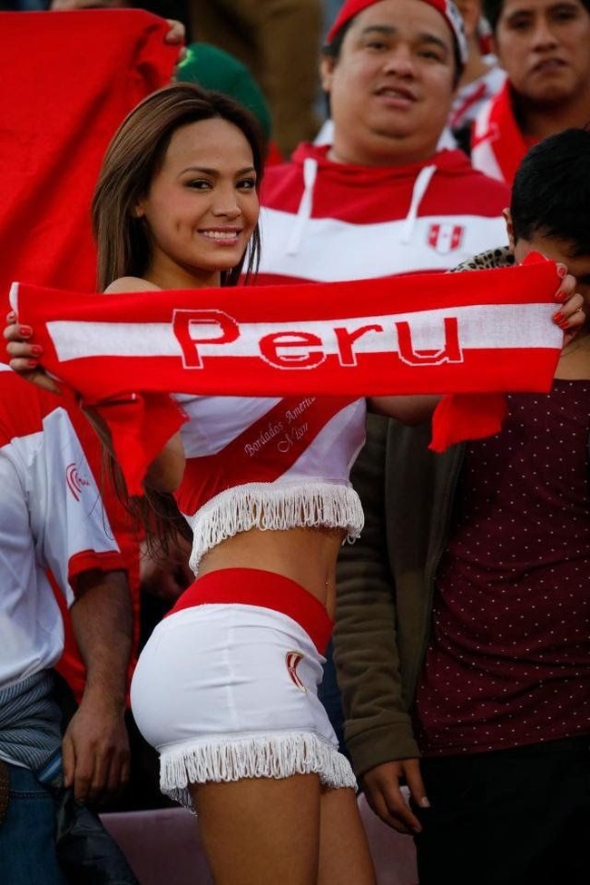 Nissu Cauti sering jadi perhatian ketika mendukung negaranya, Peru, di laga-laga internasional. Ia bahkan pernah merayakan gol Peru dengan membuka baju, memperlihatkan bra-nya yang juga bernuansa warna Peru.Foto: Twitter