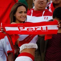 Nissu Cauti sering jadi perhatian ketika mendukung negaranya, Peru, di laga-laga internasional. Ia bahkan pernah merayakan gol Peru dengan membuka baju, memperlihatkan bra-nya yang juga bernuansa warna Peru.Foto: Twitter