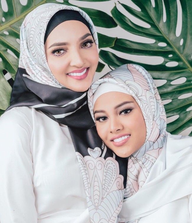Gaya hijab segi empat motif seperti ini memang sedang populer di kalangan hijabers. Motif berwarna terang membuat tampilan Aurel terlihat cerah. Foto: Instagram/aurel.hermansyah