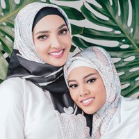 Gaya hijab segi empat motif seperti ini memang sedang populer di kalangan hijabers. Motif berwarna terang membuat tampilan Aurel terlihat cerah. Foto: Instagram/aurel.hermansyah