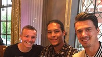 Bersama pemain bola Southampton FC, Jordy Clasie, Fonte nampak menikmati red wine bersama. Foto: Instagram f6nte