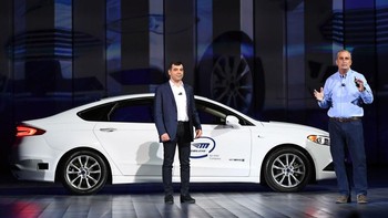 Bob punya andil dalam pengembangan dan eksekusi strategi Intel. Dan kami tahu bahwa perusahaan kami akan dengan mudah melewatinya. Sementara itu, kami juga menghargai kontribusi Brian di Intel, sambung Andy. Foto ini menampakkan penampilan terakhir Brian di pameran teknologi Consumer Electronic Show di awal tahun ini. Foto: Getty Images