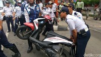 Pantauan detikcom, puluhan motor tersebut diangkut dari trotoar di depan Gedung DPRD DKI, Jl Kebon Sirih, Jakarta Pusat, Jumat (22/6/2018), sekitar pukul 10.00 WIB.