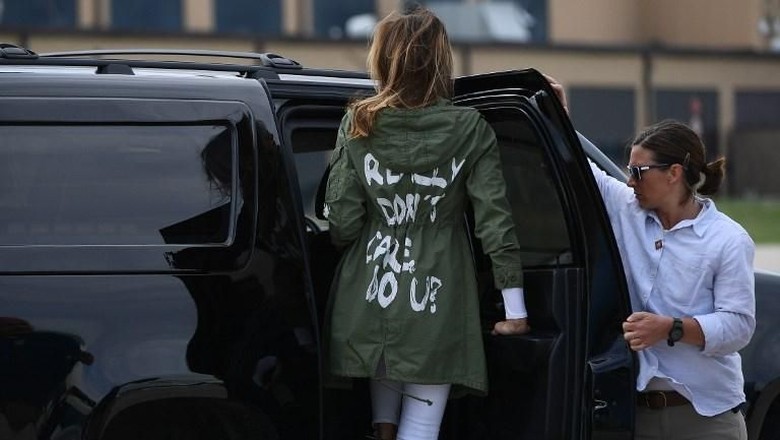 Jaket Melania Trump Saat Kunjungi Anak-anak Imigran Bikin Heboh Jaket Melania Trump Saat Kunjungi Anak-anak Imigran Bikin Heboh