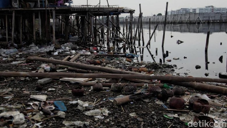 Banyak Sampah di Pantai Marunda, Ini Kata Sudin LH Kepulauan Seribu Banyak Sampah di Pantai Marunda, Ini Kata Sudin LH Kepulauan Seribu