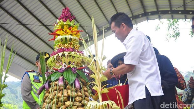 Parade Sewu Kupat di Kudus hari ini.