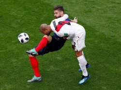 Olivier Giroud berebut bola dengan Alberto Rodriguez. Reuters/Andrew Couldridge.