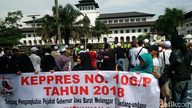 Ratusan Orang Protes Iriawan Sebagai Pj Gubernur Jabar Ratusan Orang Protes Iriawan Sebagai Pj Gubernur Jabar