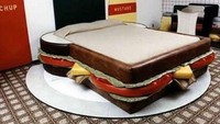 Kasur yang satu ini bentuknya roti lapis alias sandwich. Bentuk permukaannya memang datar tapi coba lihat bagian pinggirnya, terlihat lapisan roti, selada, tomat hingga keju. Foto: Istimewa