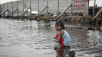 Anak-anak tentu senang dapat bermain air di pantai. Namun sayang, air di Pantai Marunda cenderung kotor dan berbahaya jika terkena kulit karena sudah terkontaminasi sampah bahkan limbah yang berserakan di sekitar pantai tersebut.