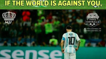 Jika dunia melawanmu, aku akan melawan dunia, tulis fans fanatik Messi ini. Foto: istimewa