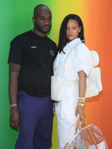 Virgil Abloh dan Rihanna di fashion show Louis Vuitton.