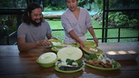Tak hanya kompak dalam hal mengurus anak. Pria berusia 38 tahun ini juga kompak siapkan makanan untuk keluarga.  Foto: Instagram @dwisasono