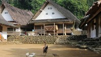 Lokasi Kampung Naga berjarak sekitar 30 kilometer dari pusat Kota Tasikmalaya, sedangkan dari pusat Kota Garut sekitar 36 kilometer. Untuk menuju ke Kampung Naga, pengunjung bisa menggunakan kendaraan roda 2 maupun 4 dengan jarak tempuh kurang lebih 1 jam (Angga Purwancara/Istimewa)