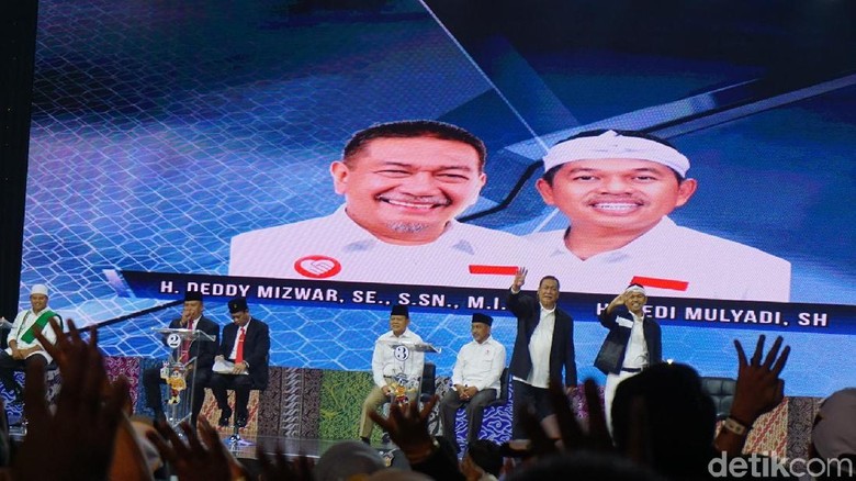 Debat Cagub Jabar, Deddy Mizwar Tuntaskan Pantun Ikan Tongkol Debat Cagub Jabar, Deddy Mizwar Tuntaskan Pantun Ikan Tongkol