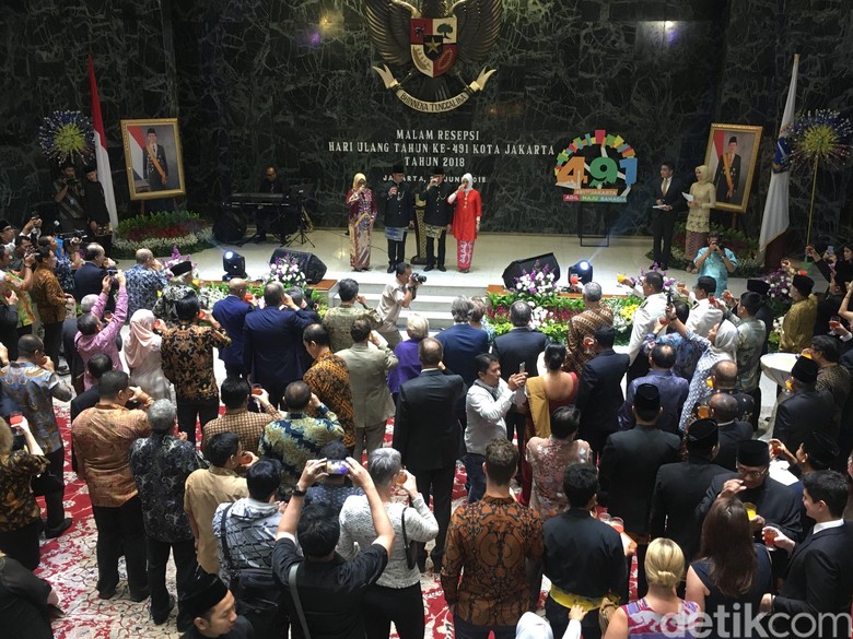 Malam HUT DKI Ke-491, Anies-Sandi Bersulang Bir Pletok Malam HUT DKI Ke-491, Anies-Sandi Bersulang Bir Pletok