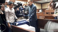 Fredrich tampak datang sambil membawa 2 koper besar ke dalam ruang sidang (Foto: Faiq Hidayat/detikcom)