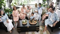 Berkumpul bersama keluarga besar. Begini keseruannya, lihat tuh anak terkecil Dwi Sasono malah sibuk membuka stoples kue. Gemas ya melihat Den Bagus. Foto: Instagram @dwisasono