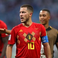 Kapten tim Belgia, Eden Hazard, makin terlihat macho dengan kepala plontos dan jenggot serta kumisnya. Foto: Getty Images