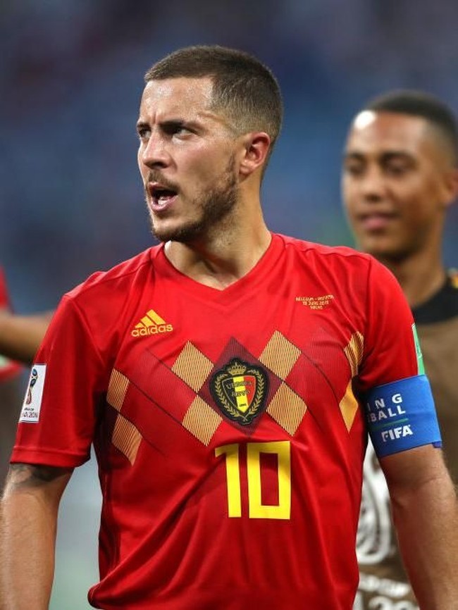 Kapten tim Belgia, Eden Hazard, makin terlihat macho dengan kepala plontos dan jenggot serta kumisnya. Foto: Getty Images