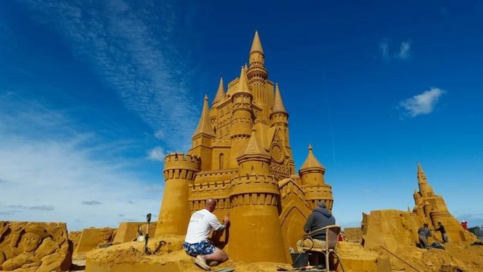 Istana Patung Pasir Disney hingga Star Wars Hiasi Pantai Belgia
