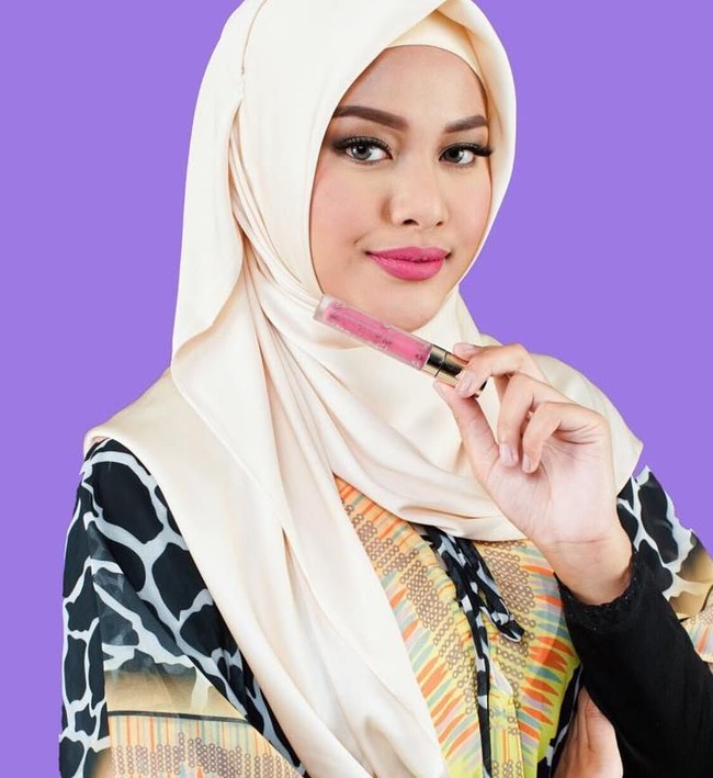 Tak hanya pemotretan untuk merek hijab, Aurel pun tampil memakai hijab untuk pemotretan brand lipstiknya Aurel Cosmetics versi Ramadan. Foto: Instagram/aurel.hermansyah