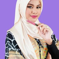 Tak hanya pemotretan untuk merek hijab, Aurel pun tampil memakai hijab untuk pemotretan brand lipstiknya Aurel Cosmetics versi Ramadan. Foto: Instagram/aurel.hermansyah