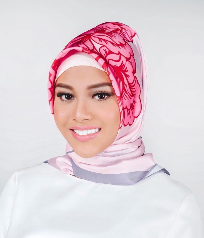 Hijab segi empat memang sedang tren di kalangan hijabers. Baik Prilly maupun Aurel Hermansyah tak segan mencoba tren tersebut.  Foto: Instagram/aurel.hermansyah