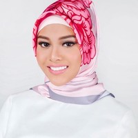 Hijab segi empat memang sedang tren di kalangan hijabers. Baik Prilly maupun Aurel Hermansyah tak segan mencoba tren tersebut.  Foto: Instagram/aurel.hermansyah