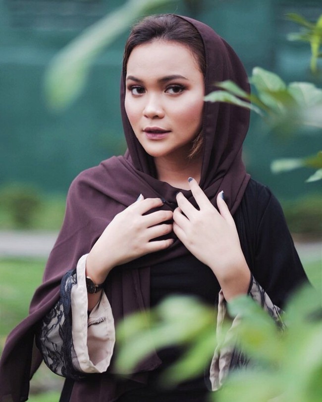 Hampir setiap postingan Dinda di Instagram maupun Youtube dipenuhi dengan komentar negatif tentang gaya jilbabnya. Banyak yang merasa Dinda hanya mencari sensasi dengan gaya jiponnya itu. Foto: Instagram/DindaShafay