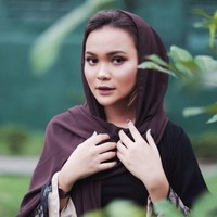 Hampir setiap postingan Dinda di Instagram maupun Youtube dipenuhi dengan komentar negatif tentang gaya jilbabnya. Banyak yang merasa Dinda hanya mencari sensasi dengan gaya jiponnya itu. Foto: Instagram/DindaShafay