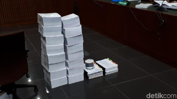 Ini Tumpukan 2 Ribu Lembar Pleidoi yang Dipamerkan Fredrich Yunadi