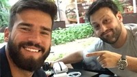 Menikmati segelas kopi bersama rekannya. Kopi jadi pilihan teman chit-chat kali ini. Foto: instagram @alissonbecker