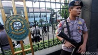 Penjagaan dilakukan hingga ke luar pagar Pengadilan Negeri Jakarta Selatan.