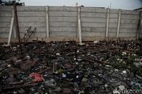 Sampah di kawasan Pantai Marunda