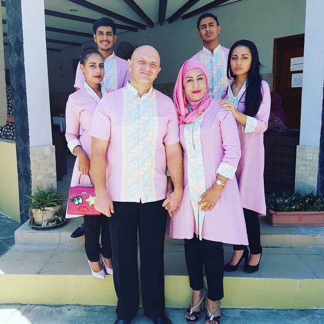 Ata dan Charlos juga sering mengunggah kemesraan mereka di media sosial. Ata tampak sangat akur dan harmonis dengan anak-anak Charlos. Foto: Instagram/SchechahSagran