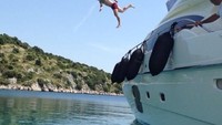 Malah, dia juga suka loncat dari atas kapal! (lukamodric10/Instagram)