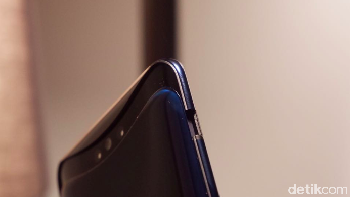 Bicara spek kameranya sendiri Oppo memasang kamera ganda di bagian belakang. Ukurannya masing-masing 16 MP dan 20 MP dengan aperture f/2.0. Sementara kamera depannya berukuran 25 MP. Tapi untuk mengetahui kualitas hasil foto, memang harus diujicoba terlebih dulu. Foto: Adi Fida Rahman/detikinet