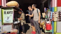 Wih sarapannya memang mantep ya. Bubur ayam Braga yang selalu bikin kangen Dwi Sasono kalau ke Bandung. Foto: Instagram @dwisasono