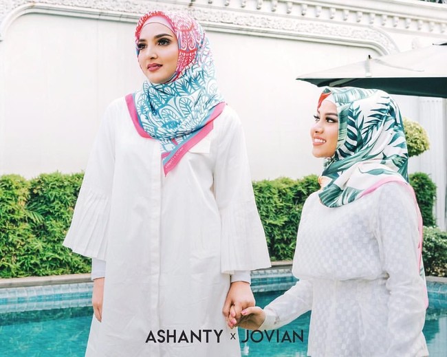 Aurel juga pernah melakukan pemotretan mengenakan hijab untuk merek scarf Ashanty X Jovian besutan bundanya. Gayanya sederhana tapi terlihat menawan. Foto: Instagram/aurel.hermansyah