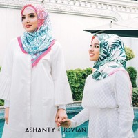 Aurel juga pernah melakukan pemotretan mengenakan hijab untuk merek scarf Ashanty X Jovian besutan bundanya. Gayanya sederhana tapi terlihat menawan. Foto: Instagram/aurel.hermansyah