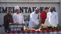 Acara makan pecel gratis ini digelar di depan Balai Kota Madiun Jalan Pahlawan/Foto: Sugeng Harianto
