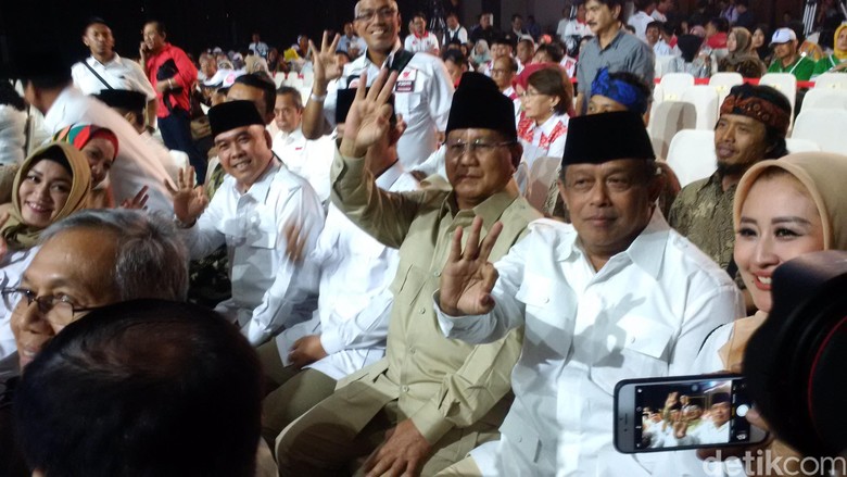 Acungkan 3 Jari, Prabowo Hadir di Arena Debat Cagub Jabar Acungkan 3 Jari, Prabowo Hadir di Arena Debat Cagub Jabar