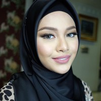 Banyak yang memuji penampilan Prilly Latuconsina maupun Aurel Hermansyah ketika berhijab. Kedua selebriti muda ini memang jarang tampil memakai hijab, sehingga gaya hijabnya Ramadan lalu jadi sorotan. Foto: Instagram/aurel.hermansyah