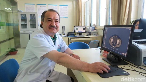 Dr Ali Jan, dokter muslim Uyghur di Changji City Second Hospital (Fitraya/detikHealth)