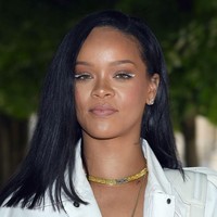 Rihanna memiliki kulit sehat bersinar yang membuat wanita iri. Tapi ada kalanya kulit pemilik brand Fenty Beauty itu bermasalah dengan jerawat. Kalau sudah begitu, Riri akan menghindari minum alkohol dan memperbanyak minum air putih. Foto: Getty Images