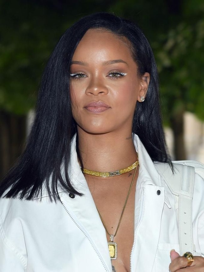 Rihanna memiliki kulit sehat bersinar yang membuat wanita iri. Tapi ada kalanya kulit pemilik brand Fenty Beauty itu bermasalah dengan jerawat. Kalau sudah begitu, Riri akan menghindari minum alkohol dan memperbanyak minum air putih. Foto: Getty Images