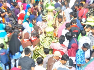 Melihat Parade Sewu Kupat Kangjeng Sunan Muria di Kudus