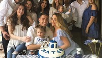 Rayakan ulang tahun yang ke-22, Mateo diberikan kejutan manis oleh sang istri dan keluarga besarnya dengan cake tart manis bernuansa biru putih. Foto: Instagram @mateokovacic8